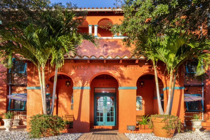 a garden in front of a building